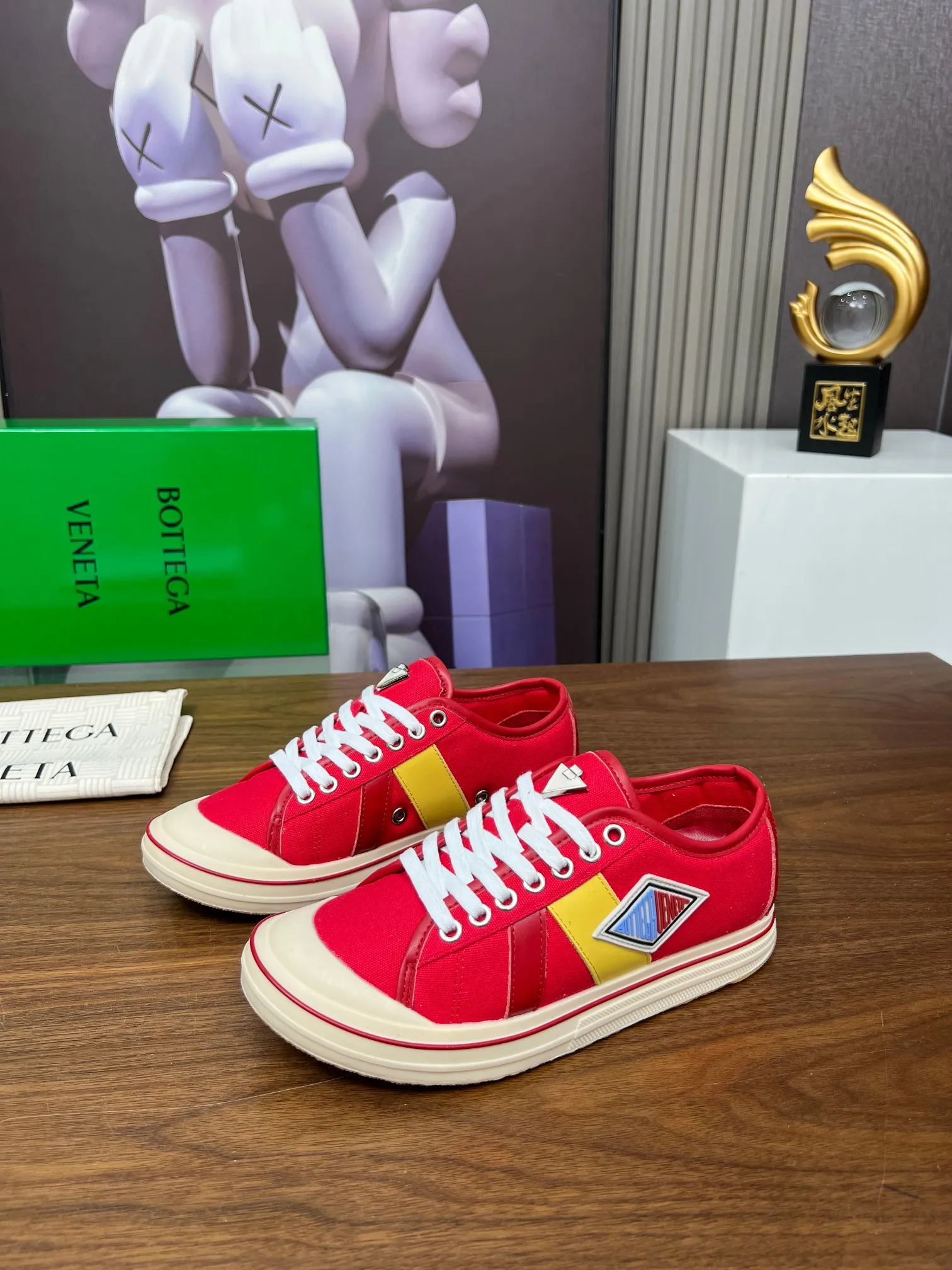 Men's men's shoes 💰500💰 Bottega Veneta BV's latest Eliot series retro basketball shoes casual sports canvas shoes will become gods once it is launched‼ ️ Inspired by retro basketball sneakers, the color combination highlights youthful vitality and perfectly interprets the theme of youth and childlike innocence. The details are also very particular. The summer canvas brings excellent durability and comfort. Designs such as calfskin trim, rubber toe caps and hand-painted retro red lines are full of retro feel. The round toe and convex sole add a modern feel and are suitable for various styles. Easily create a fashionable atmosphere. The upper foot is the focus...can be worn as a couple's shoes...The red lines on each shoe edge are hand-painted, which adds more taste and attitude! ✦Fabric: Original customized high-density canvas + cowhide ✦Inner: original customized breathable canvas ✦Insole: movable latex cowhide insole ✦Sole: original molded non-slip and wear-resistant TPU material ✦Sole thickness: 3cm, low-profile, single shoe ✦Number of sizes: female size 35--40, female 40 is customized and non-returnable❕ ✦Number: male size 39--45, male 45 is customized and non-returnable❗️